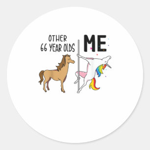 Pegatina Redonda Otro regalo de cumpleaños de 66 años de unicornio