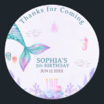 Pegatina Redonda Our Little Mermaid  Funny Birthday Party<br><div class="desc">Extraordinaria y divertido Diseño de Fiesta de cumpleaños de niña con Tematica de Sirena, Esta Pegatina es ideal para tu fiesta de cumpleaños con una cola de sirena en colores Azul, rosa y purpura. El texto se personaliza con el nombre de tu hija y la fecha de la fiesta. para...</div>