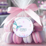 Pegatina Redonda Our Little Mermaid  Funny Birthday Party<br><div class="desc">Extraordinaria y divertido Diseño de Fiesta de cumpleaños de niña con Tematica de Sirena, Esta Pegatina es ideal para tu fiesta de cumpleaños con una cola de sirena en colores Azul, rosa y purpura. El texto se personaliza con el nombre de tu hija y la fecha de la fiesta. para...</div>