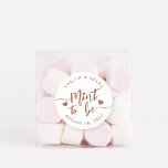 Pegatina Redonda Oxido | Menta a ser favorita de boda personalizada<br><div class="desc">Pegatinas de favores matrimoniales puntiagudos presentan "menta para ser" en el tono de la tierra escritura con letras escritas a mano y acentuadas con corazones. Personalice su nombre y fecha de boda.</div>