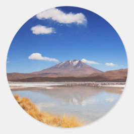 Pegatina Redonda Paisaje altiplano con volcán en Bolivia