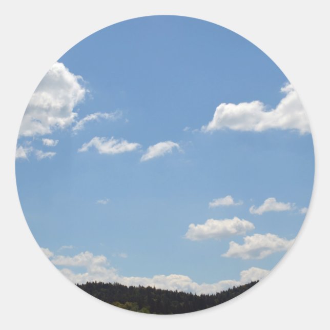 Pegatina Redonda Paisaje con colinas verdes, árboles y nubes (Anverso)