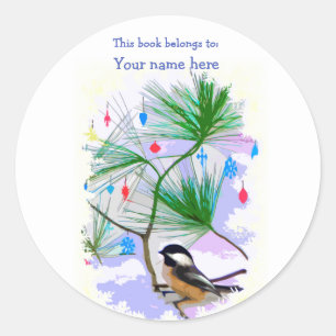 Pegatina Redonda Pájaros de pollo en la placa del árbol