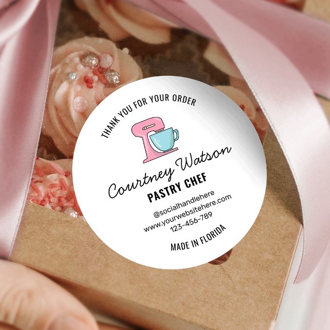 Pegatina Redonda Panadería De Postres Moderna Gracias Por Pedir Eti (Trendy pastry chef packaging sticker with contact details in mixer illustration)