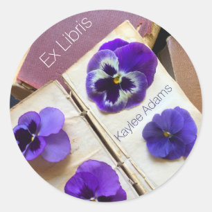 Pegatina Redonda Pansies en la placa de libros antiguos