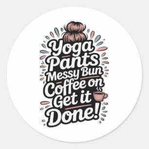 Pegatina Redonda Pantalones de Yoga Moño Desordenado Café Puesta a 