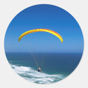 Pegatina Redonda Parapente cerca del desierto, ruta del jardín