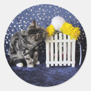 Pegatina Redonda Parar y oler las flores de Lilo - Gato / Gatito