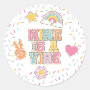 Pegatina Redonda Parche Preppy Nueve es un Vibe Noveno Cumpleaños