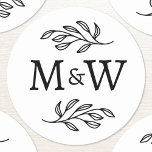 Pegatina Redonda Pareja boda Monograma Elegante Botánico<br><div class="desc">Añada un toque de clase a su boda con este diseño original de hojas botánicas monográficas de pareja personalizada. Fuente serif moderna,  minimalista y sencilla para un aspecto sofisticado. Ideal para tu papelería de invitación y cajas favoritas. Arte original de Nic Squirrell.</div>