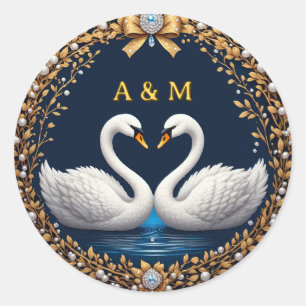 Pegatina Redonda Pareja de cisnes románticos con exhibición de anil