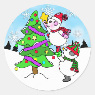 Pegatina Redonda Pareja de Snowman poniendo estrella en el árbol de