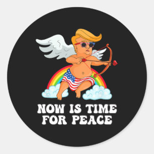 Pegatina Redonda Parodia Divertida de Trump Cupido - Ahora es Tiemp