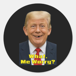 Pegatina Redonda Parodia Política Divertida de Trump ¿Qué Me Preocu