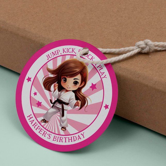Pegatina Redonda Partido de Cumpleaños de las Artes Marciales del c (Celebrate with kicks and birthday tricks! Kick up the fun with our girl Karate party supplies!)