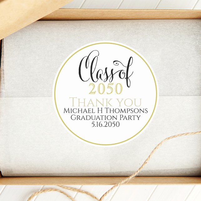 Pegatina Redonda Partido de Graduación Elegante Gold Moderno Script (Graduation script Class of thank you party favor sticker.)