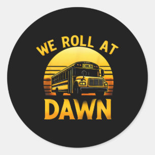 Pegatina Redonda Pasamos En El Autobús Escolar Retro Dawn 100 Días