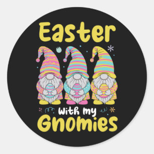 Pegatina Redonda Pascua Con Mis Gnomies Divertidos Gnomis De Pascua