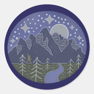 Pegatina Redonda Paseo de Bigfoot en una noche estrellada Arte po
