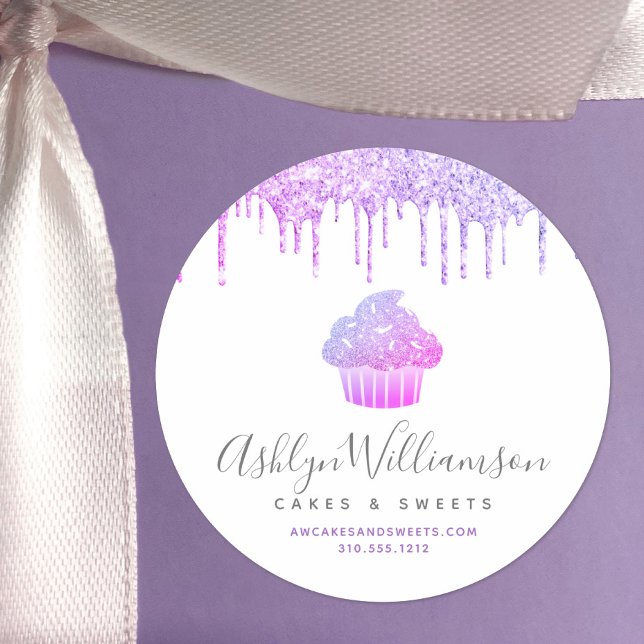 Pegatina Redonda Pastel de torta morada Chef Purpurina de panadería (Subido por el creador)