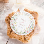 Pegatina Redonda Pastel encantado de los favoritos de la boda en el<br><div class="desc">Este elegante diseño presenta suaves acuarelas pastel y un frondoso follaje. Personaliza a los pegatinas con tus detalles. Si desea reorganizar el estilo y la ubicación del texto,  pulse el botón "Haga clic en el personalizar más adelante".</div>