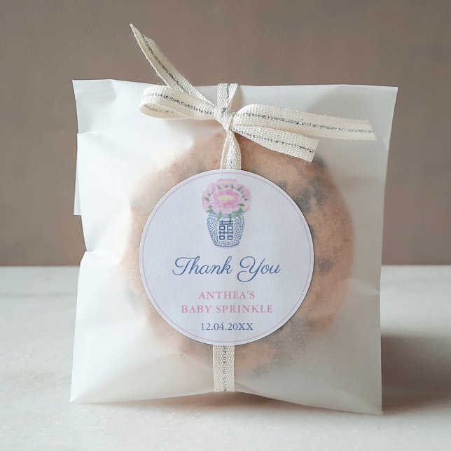 Pegatina Redonda Pastel Peonies Bebés Chica Ducha Gracias Favor (Favor Sticker Design Featuring Pink Peonies In A Blue And White Ginger Jar Vase)