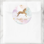 Pegatina Redonda Pastel Unicornio Fiesta de Cumpleaños Gracias<br><div class="desc">Guau sus invitados con estos diseños de cumpleaños de unicornio. El diseño es agradable para los pequeños chicas, pero lo suficientemente elegante para los adolescentes. Cuenta con un colorido fondo de nube pastel, estrellas doradas y unicornio de oro/bronce. ¡El fondo de la nube también puede parecerse a un dulce de...</div>