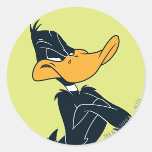 Pegatina Redonda Pato DAFFY™ con los brazos cruzados