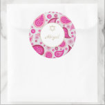 Pegatina Redonda Patrón de oro rosa de Bat Mitzvah Moderno<br><div class="desc">Establezca la escena para una celebración temática moderna. El rosa es el color de fondo de este elegante diseño personalizado Bat Mitzvah, decorado con una estrella de David. Cambie fácilmente la información para su propio fiesta personalizado. Desde una gama de artículos de papelería personalizado y productos de los finos diseños...</div>