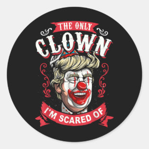Pegatina Redonda Payaso gracioso contra Donald Trump en camiseta re