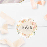 Pegatina Redonda Peach, Rubor, envoltura de Boda crema / Favor<br><div class="desc">Elegante sello para sobres boda monogramado o favorece al pegatina con una preciosa acuarela florida en una hermosa mezcla de melocotón, naranja, rosa rubor, crema y champán. Centrar en crema de champán con iniciales y segunda línea de texto en tonos negros. También disponible con texto en tonos dorados. Dos opciones...</div>