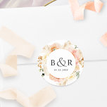 Pegatina Redonda Peach, Rubor, Sobre Boda De Champagne / Favor<br><div class="desc">Elegante sello para sobres boda monogramado o favorece al pegatina con una preciosa acuarela florida en una hermosa mezcla de melocotón, naranja, rosa rubor, crema y champán. Centrar en blanco con iniciales y segunda línea de texto en tonos negros. También disponible con texto en tonos dorados. Dos opciones de tamaño...</div>