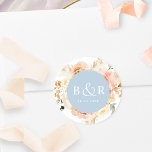 Pegatina Redonda Peach Rubor y Blue Boda Envelope / Favor<br><div class="desc">Elegante sello para sobres boda monogramado o favorece al pegatina con una preciosa acuarela florida en una hermosa mezcla de melocotón, naranja, rosa rubor, crema y champán. Centrar en azul polvoriento con iniciales y segunda línea de texto en blanco. Dos opciones de tamaño y varias opciones de forma entre las...</div>