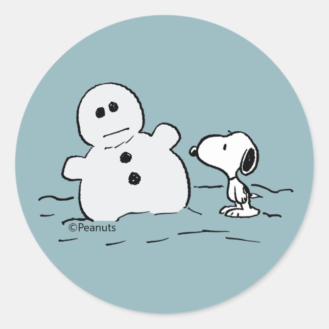 Pegatina Redonda Peanuts | Snoopy Builds A Snowman (Anverso)