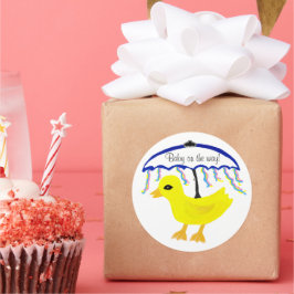 Pegatina Redonda Pegatinas Bebé en el camino del paraguas dudoso