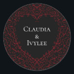 Pegatina Redonda Pegatinas de bodas góticas de corazón rojo y negro<br><div class="desc">Nuestras hermosas pegatinas de bodas góticas de corazón rojo y negro son oscuras,  pero encantadoras con nuestro diseño artístico de desplazamiento. Están diseñados en una colección de varios elementos para que todo tu boda pueda ser coordinado con el mismo estilo.</div>