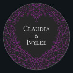 Pegatina Redonda Pegatinas de bodas góticas en el corazón morado y<br><div class="desc">Nuestros hermosos stickers de bodas góticos de corazón morado y negro son oscuros,  pero encantadores con nuestro diseño artístico de desplazamiento. Están diseñados en una colección de varios elementos para que todo tu boda pueda ser coordinado con el mismo estilo.</div>