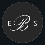 Pegatina Redonda Pegatinas de casamiento en un círculo monograma el<br><div class="desc">Personalizar esta moda elegante y elegante monograma pegatinas de casamiento blanco y negro. Diseño moderno y nítido con texto blanco y fondo negro. Todos los demás productos coincidentes se pueden encontrar en una colección.</div>