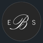 Pegatina Redonda Pegatinas de casamiento en un círculo monograma el<br><div class="desc">Personalizar esta moda elegante y elegante monograma pegatinas de casamiento blanco y negro. Diseño moderno y nítido con texto blanco y fondo negro. Todos los demás productos coincidentes se pueden encontrar en una colección.</div>