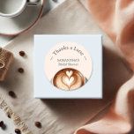 Pegatina Redonda Pegatinas de ducha de novia gracias a un corazón l<br><div class="desc">"Gracias a una lata" Pegatinas de ducha de novia - Personalizado y encantador ☕ ❤️ Añade un toque sencillo pero elegante a tus favores de ducha de novia con estas etiquetas de ducha de personalizado! Con el divertido juego de café "Gracias a Latte", estos pegatinas de ducha de novia son...</div>
