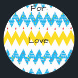 Pegatina Redonda Pegatinas de Hanukkah (1 1/2" o 3") "Chevron Menor<br><div class="desc">Pegatinas de Hanukkah, "Chevron Menorah". Personalice cambiando el tamaño del tipo de letra, el estilo, el color y la redacción. Tantos usos: De y hacia pegatinas de regalo, Gracias pegatinas en bolsas de regalo, Toppers de pasteles (pegue en el material pesado, corte el pegatina, toma de dientes de cinta en...</div>
