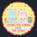 Pegatina Redonda Pegatinas de Hanukkah (1 1/2" o 3")Gatos, perros y<br><div class="desc">Pegatinas de Hanukkah ( 1 1/2" o 3"). Gato, perro, ratón y pájaro preparándose para Hanukkah con su menorah, latkes, dreidels y donuts de gelatina! Personalice cambiando el tamaño del tipo de letra, el estilo, el color y la redacción. Tantos usos: De y hacia pegatinas de regalo, Gracias pegatinas en...</div>