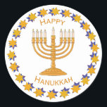Pegatina Redonda pegatinas de hanukkah menorah<br><div class="desc">Una menorah dorada rodeada por un círculo de estrellas de oro y azul con las palabras "Happy Hanukkah". El fondo es blanco,  pero puede cambiarse a cualquiera de las muchas opciones de color de zazzle.</div>
