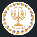 Pegatina Redonda pegatinas de hanukkah menorah<br><div class="desc">Una menorah dorada rodeada por un círculo de estrellas de oro y azul con las palabras "Happy Hanukkah". El fondo es blanco,  pero puede cambiarse a cualquiera de las muchas opciones de color de zazzle.</div>