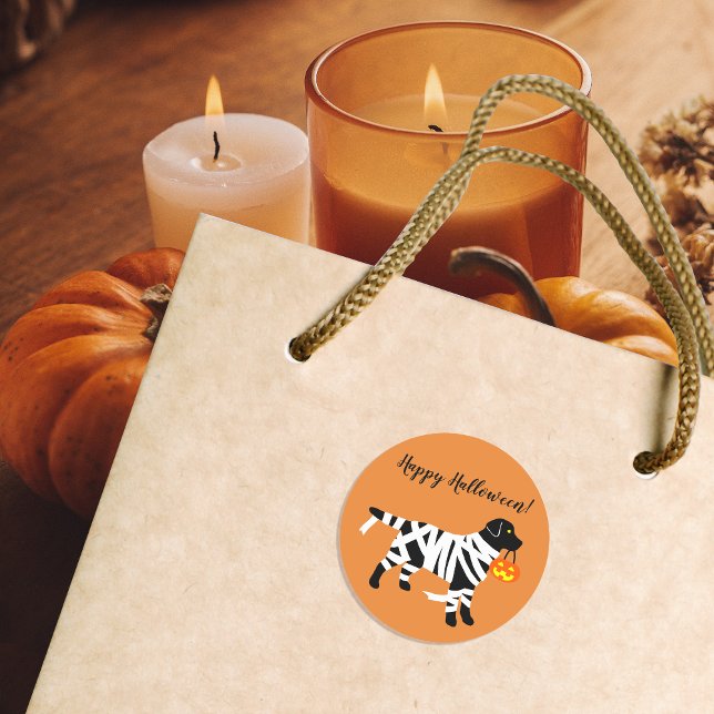 Pegatina Redonda Pegatinas de la momia de Labrador Negro de Hallowe (Halloween Black Labrador Mummy Stickers for Labrador Owners.  Funny Dog Design.  Personalized.)