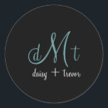 Pegatina Redonda Pegatinas de monograma negro sencillo<br><div class="desc">Pegatinas en monograma negro para todas las ocasiones. Todo el espectro del arco iris disponible para su fondo y texto, no sólo unos cientos de colores. Puede elegir cualquier combinación aunque no esté en el gráfico de colores de zazzle. A continuación se muestra un enlace a "gráfico hexacromo" para obtener...</div>