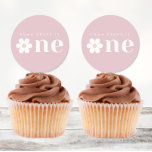 Pegatina Redonda Pegatinas del Boho Daisy First Birthday<br><div class="desc">Añada un toque personal a la decoración de su pequeño cumpleaños con nuestros Pegatinas del primer cumpleaños de Daisy. Este boho diseño presenta una tipografía moderna y un encantador acento margarita, creando un ambiente agradable y elegante. Personalizar al pegatina con el nombre de su hijo por un toque personalizado. Disponible...</div>