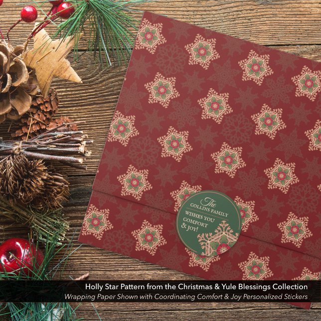 Pegatina Redonda Pegatinas personalizados de Comfort & Joy Holly St (Comfort & Joy Holly Star Personalized Stickers Shown with Coordinating Wrapping Paper.)
