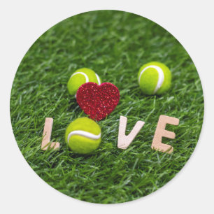 Pegatina Redonda Pelota de tenis con amor en hierba verde