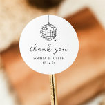 Pegatina Redonda Pelota disco minimalista | Boda blanco y negro<br><div class="desc">Estos pegatinas modernos y elegantes,  bodas en blanco y negro o duchas de novias presentan un estilo moderno y minimalista,  con un guión escrito a mano que dice "gracias" así como texto clásico. En un ilustracion sutil se encuentra una bola de discoteca,  de dibujos a mano,  retro.</div>